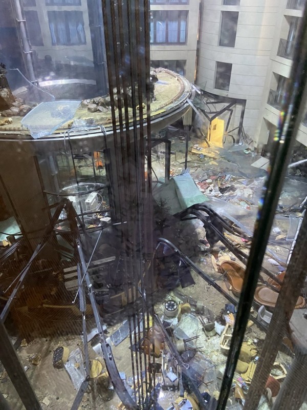 2.jpeg 물고기 1500마리의 거대 수족관이 폭발한 독일 호텔