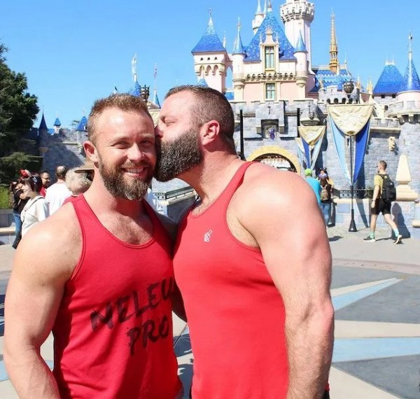 Gay-Days-Disneyland-Red-Tank-Tops - 복사본.jpg 펨붕이들은 모르는 요즘 디즈니랜드 ㄷㄷㄷㄷㄷㄷ